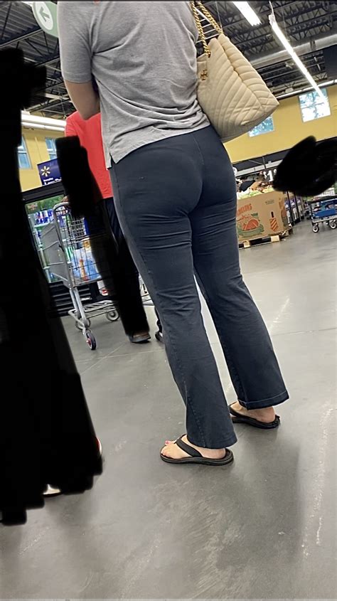 Bubble Butt Pawg Milf With Slight Vpl And Sexy Toes Spandex Leggings And Yoga Pants Forum