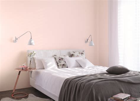 Ideen für die Gestaltung vom Schlafzimmer: Alpina Farbe ... Weiße wände strahlen sauberkeit aus und jedes möbelstück passt gut zu weißen wänden.