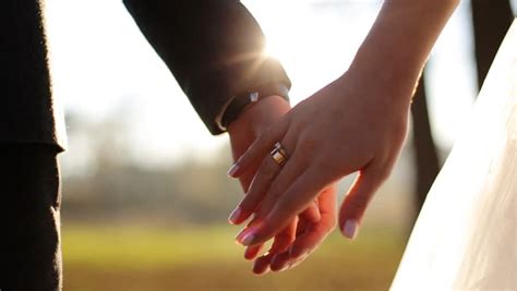 Wedding Couple Holding Hands On Sunset 스톡 동영상 비디오100 로열티 프리 12970655
