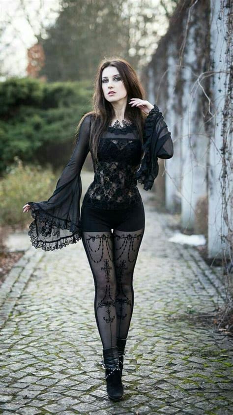 Pin By Clifton Williams Iii On Gothische Schönheit Gothic Outfits Hot Goth Girls Goth Fashion
