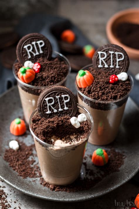 This classic french chocolate mousse is incredibly easy to make and requires only a few ingredients! Halloween Dessert: Gruselige Mousse au Chocolate - Ina Isst