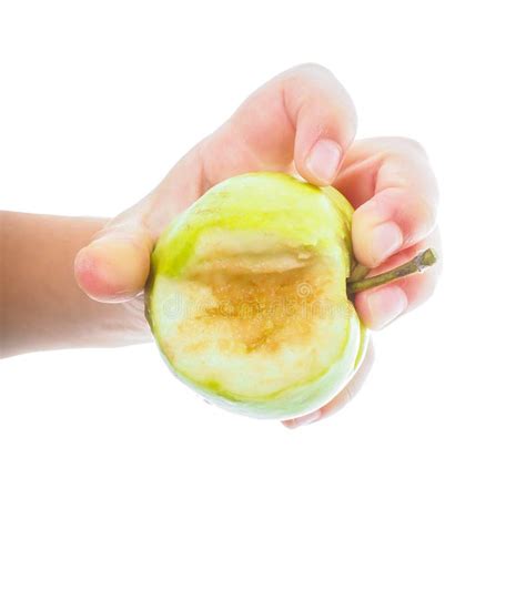 Les Petits Childs Remettent Tenir Une Pomme Verte Non Mûre Image Stock