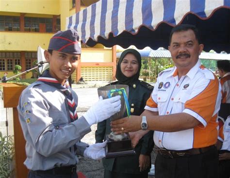 Topik ini merangkumi pengetahuan mengenai kraf perkhemahan, ikhtiar hidup, kebudayaan, jalan lasak dan pandu arah, khidmat kesukarelawan, simpulan dan ikatan, asas kawad kaki dan asas pertolongan. Pengurusan Kokurikulum: Pertandingan Kawad Kaki Peringkat ...