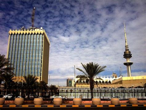 تصدر دولة الكويت ثلاثة أنواع من جوازات السفر الإلكترونية (عادي، دبلوماسي، وخاص) التي تتوافق لمتطلبات وتوصيات المنظمة الدولية للطيران المدني ، يمكن التمييز بين الأنواع الثلاثة لجوازات السفر من خلال لون الغلاف الخارجي. برج التحرير الكويت وزارة العدل - صور