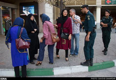 عکس آزار،اذیت و دستگیری زنان توسط گشت ارشاد در برج میلاد تهران