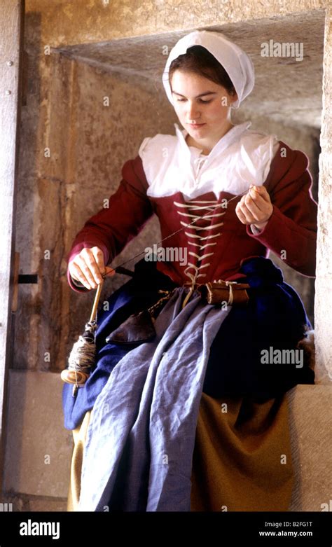 Reconstrucción Histórica Tudor Lady mujer spinning traje inglés del siglo XVI Historia Viva