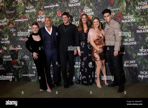 Kaitlyn Dever George Clooney Lucas Bravo Julia Roberts Billie Lourd And Maxime Bouttier Pose