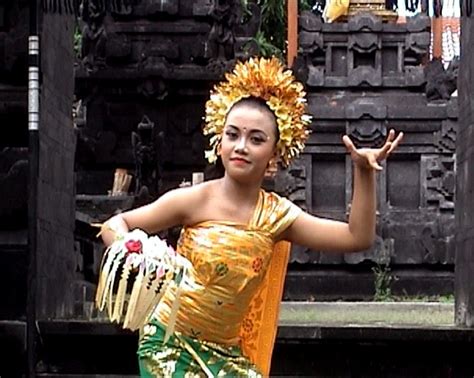 Tari pendet pada awalnya merupakan tari pemujaan yang banyak diperagakan dipura, tempat ibadah umat hindu di bali, indonesia. Kursus Tari Bali di Jogja: Tari Pendet