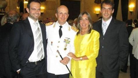 El pasado miércoles se conoció la noticia de la muerte de ada, la esposa de julio césar falcioni, el dt el club de avellaneda fue uno de los primeros en dedicarle un mensaje a la familia falcioni, a. Nuevo jefe del Ejército: suegro represor y esposa que ...