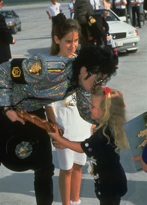 Kissing Lil Girl Michael Jackson Photo 9089238 Fanpop