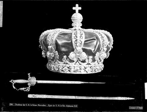 Spainla Corona De La Reina María De Las Mercedes Y La Espada Del Rey