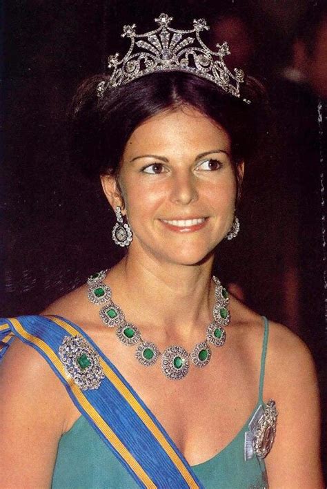 Drottning silvia, 77 år, bröt under måndagsmorgonen handleden efter ett fall i hemmet på drottningholms slott. Queen silvia of Sweden wearing the Nine Prong Tiara ...