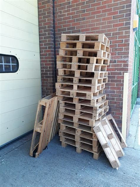 FREE wooden pallets in SW6 Fulham for free for sale | Shpock