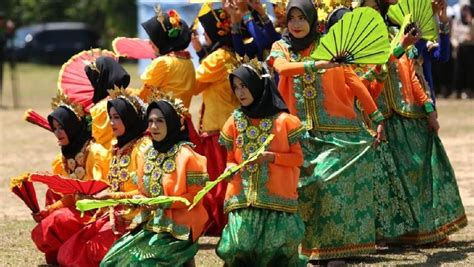 Gong merupakan alat musik ritmis yang dimainkan dengan cara dipukul. 5 Alat Musik Sulawesi Selatan dan Cara Memainkannya