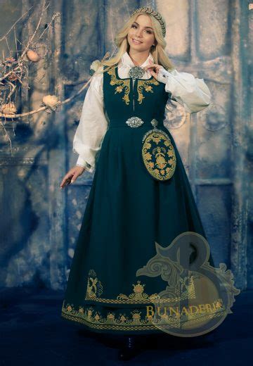 Ikke minst en gratis konsultasjon slik at den bynaden blir skreddersydd akkurat perfekt til deg. Oslobunad hvit | ⚜️ Høyt kvalitet hvit bunad fra - BUNADERIA™