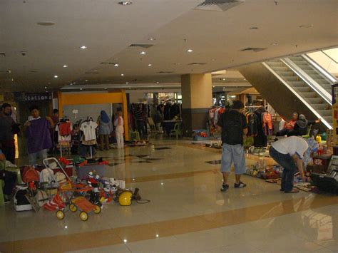 Shopping malls in shah alam. NOSTALGIA: Suasana di Garage Sale@Anggerik Mall@10/06/2012