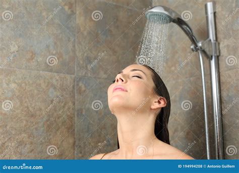 tevreden vrouw die onder de douche staat stock foto image of haar verdubbelen 194994208