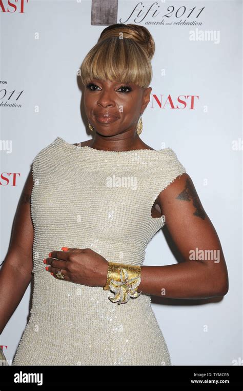 Mary J Blige In Gucci Dress Arriving At The 2011 Fifi Awards At The