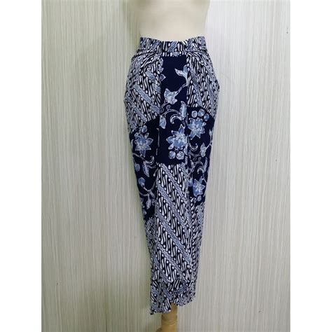 Akan lebih manis lagi bila bentuk rok dibuat asimetris. Model Rok Batik Panjang Untuk Kebaya Modern - Galeri ...