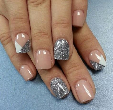 Con este esmalte de uñas con glitter que acabas de hacer también puedes probar la técnica de decorar uñas en degradé o quizás implementar decorados de uñas originales. Glitter my nails | Diy nails, Nails, Silver nails