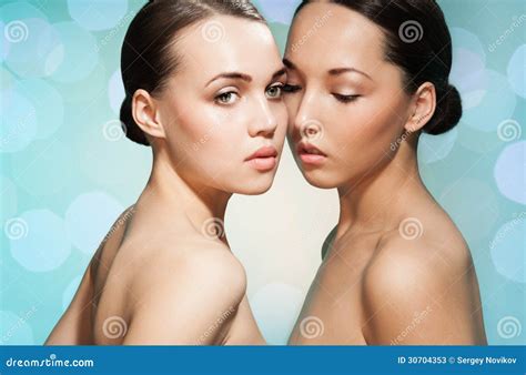 Retrato De La Belleza De 2 Mujeres Hermosas Imagen De Archivo Imagen De Perfecto Morena 30704353