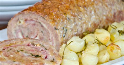 Per il polpettone in padella, mettete in una ciotola 500 g di carne di manzo macinata con tre uova e due fette di pane ammorbidite nel latte e ben strizzate. La ricetta del POLPETTONE della NONNA ed il suo segreto ...