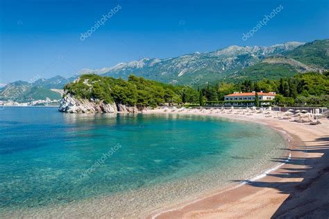 Budva with its picturesque old town is just over 1 miles away. Perfect zandstrand in Budva, Montenegro — Stockfoto ...