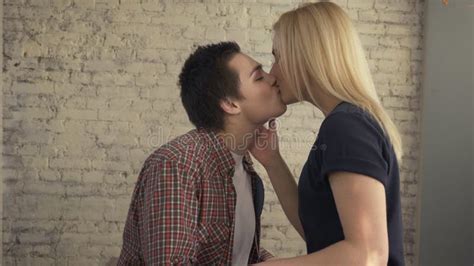 de lesbische minnaars gaan kussen lgbt trotsthema stock footage video of vrienden omhelzing