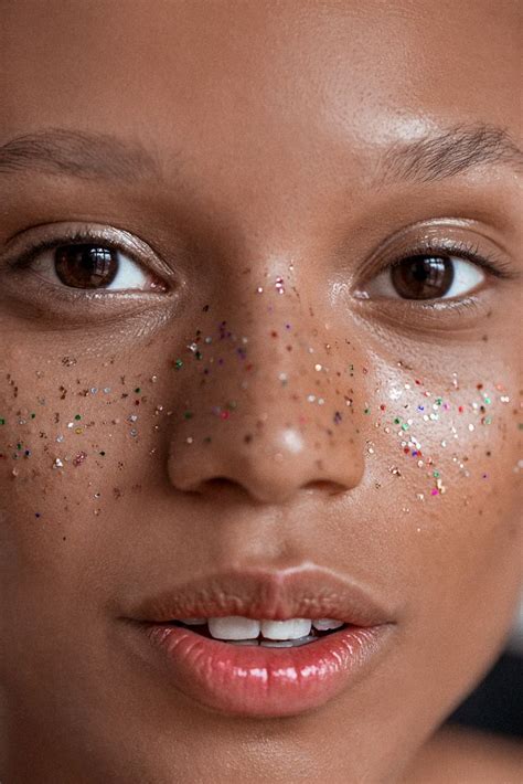 Glamorous Yet Subtle Gold Fleck Freckles Glitter Makeup Looks Festival Makeup Glitter