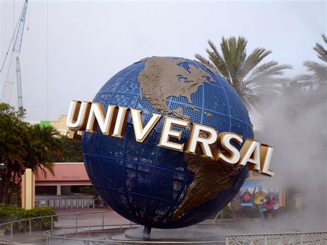 Universal Studios | The famous Universal globe is on ...