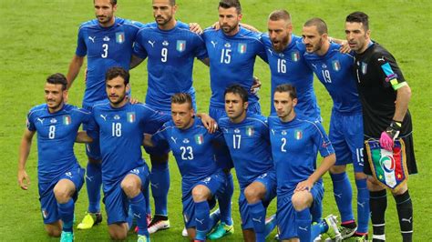 Die em 2020/21 ist ein gesamteuropäisches turnier, welches länderübergreifend. EM 2016: Italien spielt mit Trauerflor gegen Deutschland ...