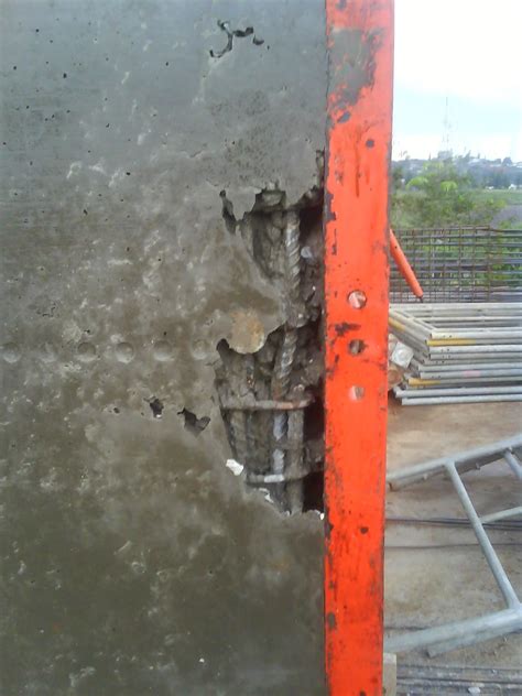 Dengan memahami dan mengikuti alur kerjanya dengan tepat, maka proses pembangunan yang berkualitas akan didapat. PEKERJAAN BETON BERTULANG KOLOM ~ SipilDotCom