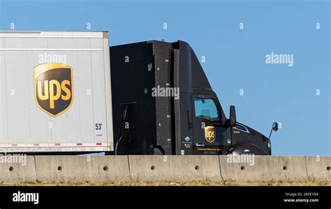 Ups semi truck hi-res stock photography and images - Alamy