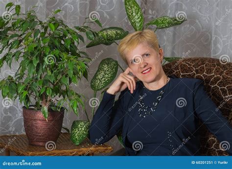 retrato da mulher ucraniana feliz imagem de stock imagem de tabela pessoa 60201251