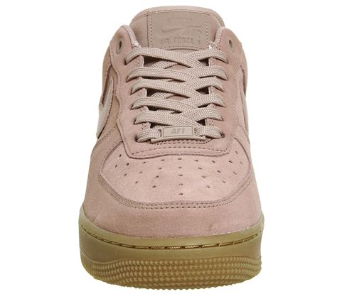 Nike air force, basketbol ayakkabısı olarak bilinmektedir ve ilk piyasaya çıktığı zamanlarda dönemin ünlü basketbolcuları da bu ayakkabıyı giymiştir. Nike Nike Air Force One Trainers Particle Pink Gum ...