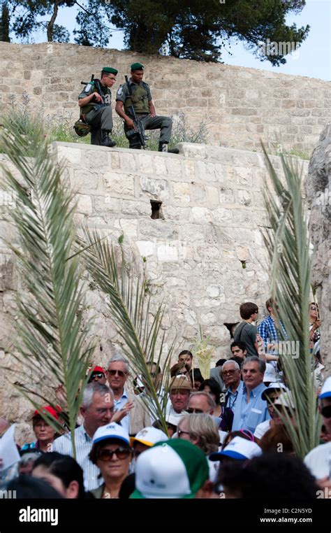 Under Heavy Israeli Police Presence Christians Commemorate Jesus
