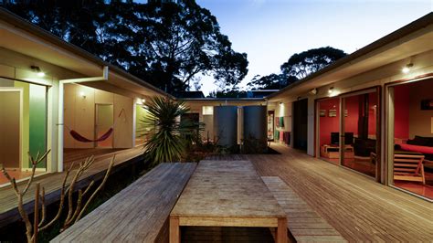 Alluring courtyard house design ideas modern. Small Vacation Home Wraps Around Large Private Courtyard | Modern House Designs