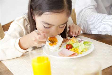 Tips Mengajarkan Pola Makan Yang Baik Pada Anak Apple Tree Pre School Bsd