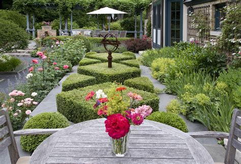 Find it here with our garden plans, expert tips, outdoor furnishings finds, and inspirational garden tours. 10 LANDSCAPE DESIGN TIPS FOR BEGINNERS - Omar Gardens Blog