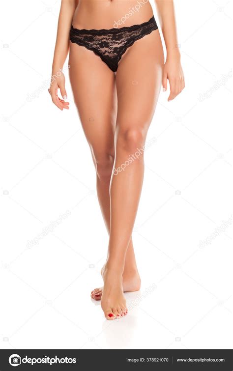Schöne Frau Beine Und Schwarze Spitzenhöschen Auf Weißem Hintergrund Stockfotografie
