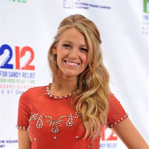 Oh Look Blake Lively Wore An Unboring Half Up Hairstyle We Can All