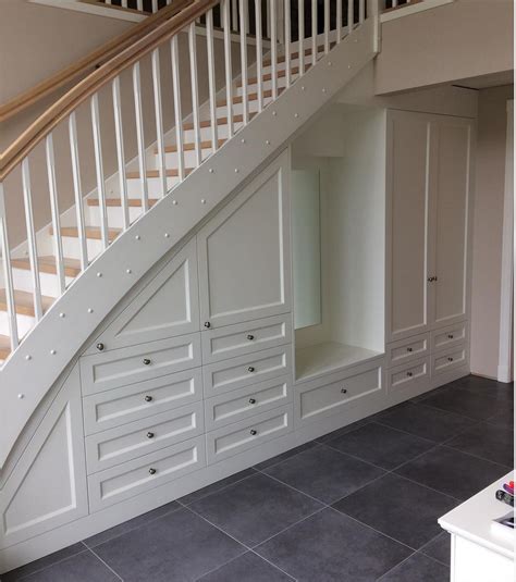 Du kan også velge skuffer, skap eller en kombinasjon av disse. Garderobe under trapp med skuffer, skap og sittebenk med ...