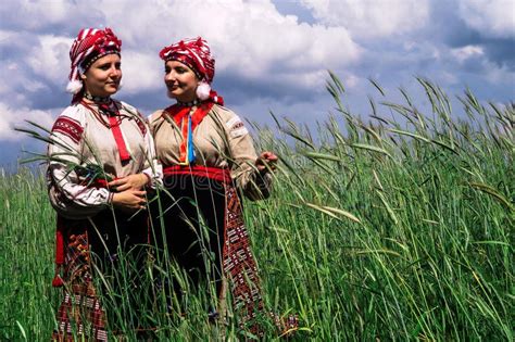 Girls In Traditional Belarusian Folk Costumes For The Rite In The Gomel