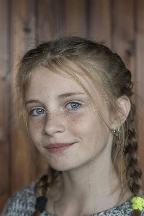 Belle Jeune Fille Blonde Avec Des Taches De Rousseur Dehors Sur Le Fond De La Nature à La Fin De