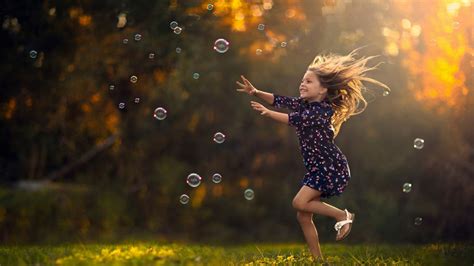Little Girl Is Playing With Bubbles Hd Cute Wallpapers Hd Wallpapers