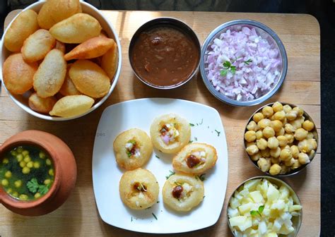 Paapri chaat is the classic chaat recipe that you'll find all across the streets of northern india. Su's Recipes: Pani Puri - The Indian Street Food