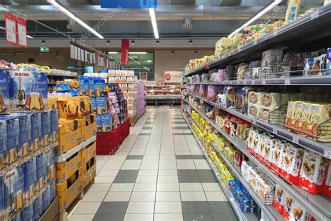 Veel diverse producten, veel voordeel, en bijzonder aardig personeel. COOP Supermarkt — Redaktionelles Stockfoto #59429025