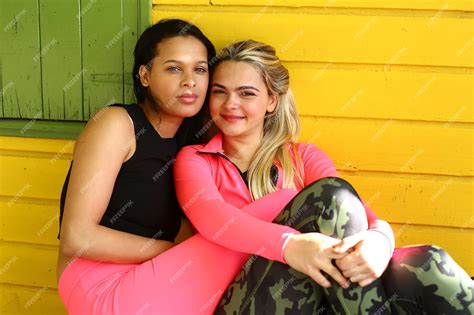 Dos Chicas Caucásicas Pareja De Lesbianas Abrazándose Cool Generation Z Mujeres Saliendo