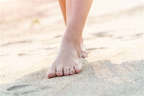 Donne Che Camminano A Piedi Nudi Sulla Natura Bianca Della Sabbia Sulla Spiaggia Viaggio Di