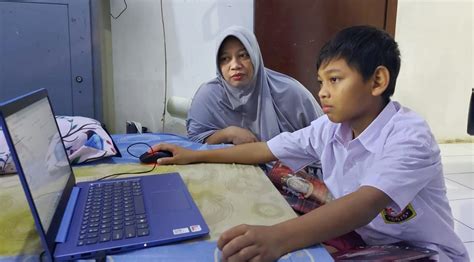 Orang Tua Curhat Keteteran Dampingi Anak Belajar Daring Madrasah Digital